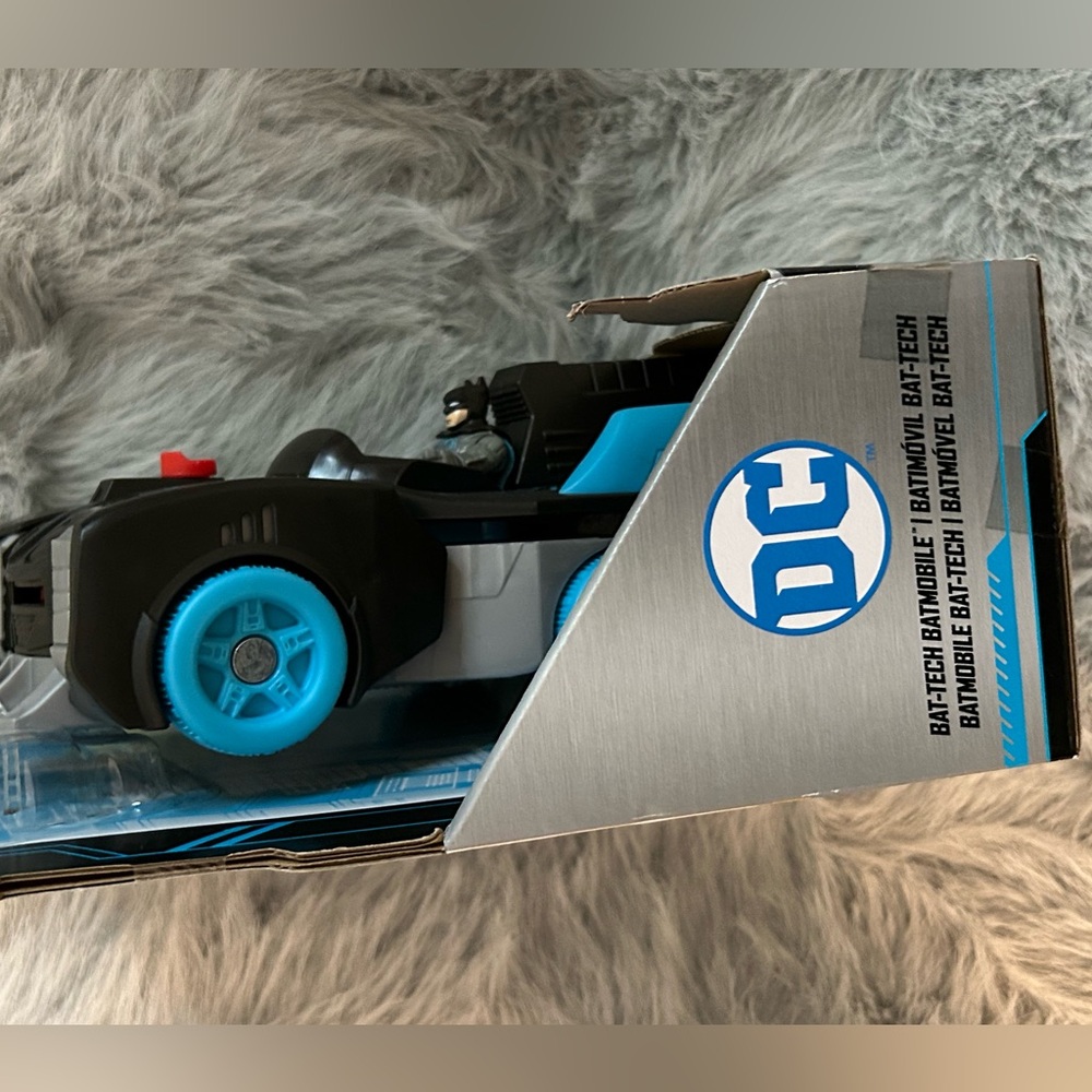 DC Super Friends Batmobile Bat-Tech - NEW in box! Lights up and launches discs - Picture 7 of 8